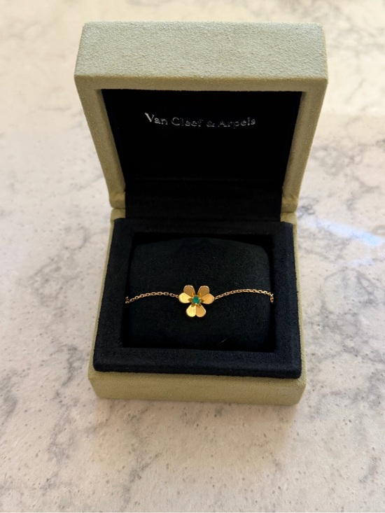 Van Cleef & Arpels Jewelry - Van Cleef & Arpels Frivole bracelet mini in 18K yellow gold & emerald